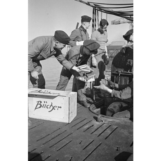 A Saint-Nazaire, dans le cadre de la semaine du livre allemand, la livraison et le chargement de livres pour un équipage de sous-marin allemand.
