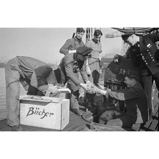 A Saint-Nazaire, dans le cadre de la semaine du livre allemand, la livraison et le chargement de livres pour un équipage de sous-marin allemand.