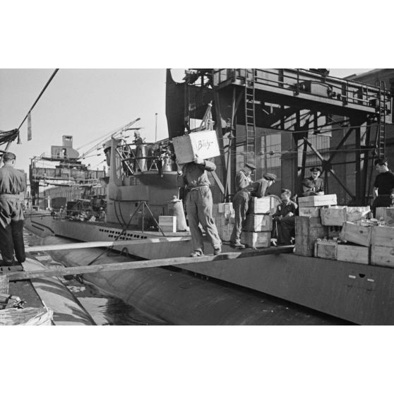 A Saint-Nazaire, dans le cadre de la semaine du livre allemand, la livraison et le chargement de livres pour un équipage de sous-marin allemand.