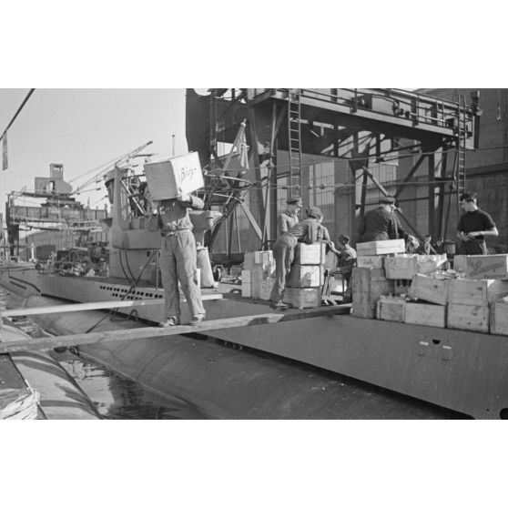 A Saint-Nazaire, dans le cadre de la semaine du livre allemand, la livraison et le chargement de livres pour un équipage de sous-marin allemand.