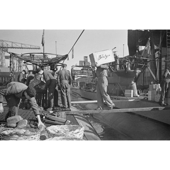 A Saint-Nazaire, dans le cadre de la semaine du livre allemand, la livraison et le chargement de livres pour un équipage de sous-marin allemand.