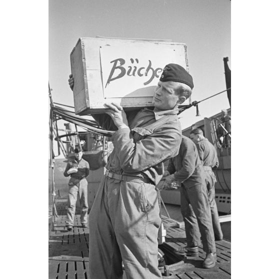 A Saint-Nazaire, dans le cadre de la semaine du livre allemand, la livraison et le chargement de livres pour un équipage de sous-marin allemand.