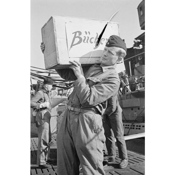 A Saint-Nazaire, dans le cadre de la semaine du livre allemand, la livraison et le chargement de livres pour un équipage de sous-marin allemand.