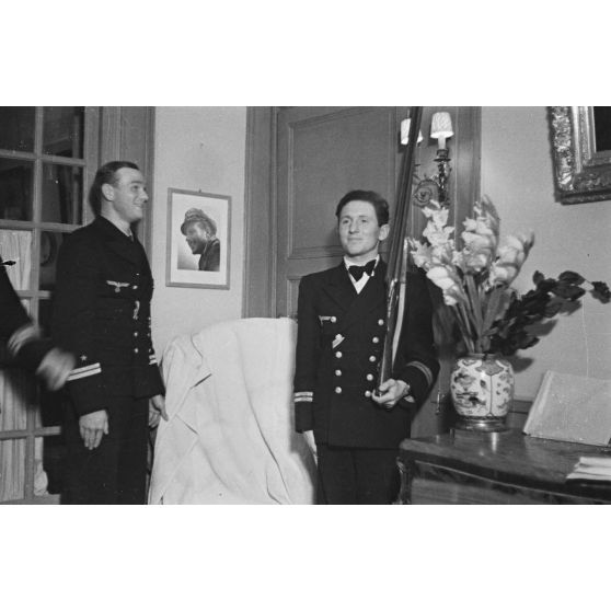 A Saint-Nazaire, une cérémonie non officielle lors de laquelle le commandant du sous-marin U-552, Erich Topp et ses deux lieutenants offrent un cadeau au reporter Heinrich Schwich.