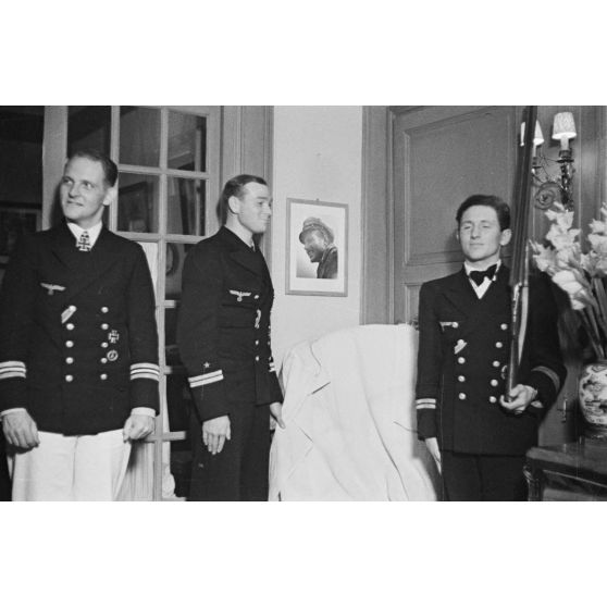 A Saint-Nazaire, une cérémonie non officielle lors de laquelle le commandant du sous-marin U-552, Erich Topp, et ses deux lieutenants, offrent un cadeau au reporter Heinrich Schwich.