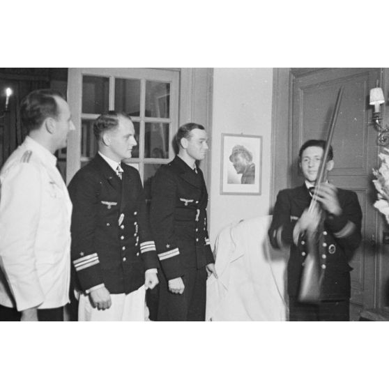 A Saint-Nazaire, une cérémonie non officielle lors de laquelle le commandant du sous-marin U-552, Erich Topp, et ses deux lieutenants, offrent un cadeau au reporter Heinrich Schwich.