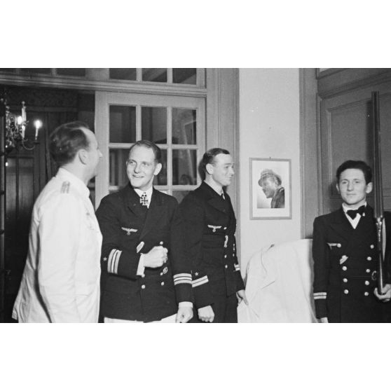 A Saint-Nazaire, une cérémonie non officielle lors de laquelle le commandant du sous-marin U-552, Erich Topp, et ses deux lieutenants, offrent un cadeau au reporter Heinrich Schwich.