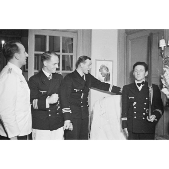 A Saint-Nazaire, une cérémonie non officielle lors de laquelle le commandant du sous-marin U-552, Erich Topp, et ses deux lieutenants, offrent un cadeau au reporter Heinrich Schwich.