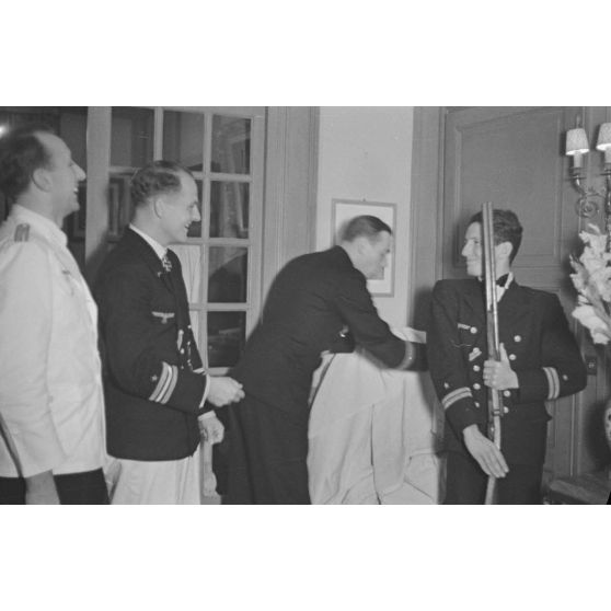 A Saint-Nazaire, une cérémonie non officielle lors de laquelle le commandant du sous-marin U-552, Erich Topp, et ses deux lieutenants, offrent un cadeau au reporter Heinrich Schwich.
