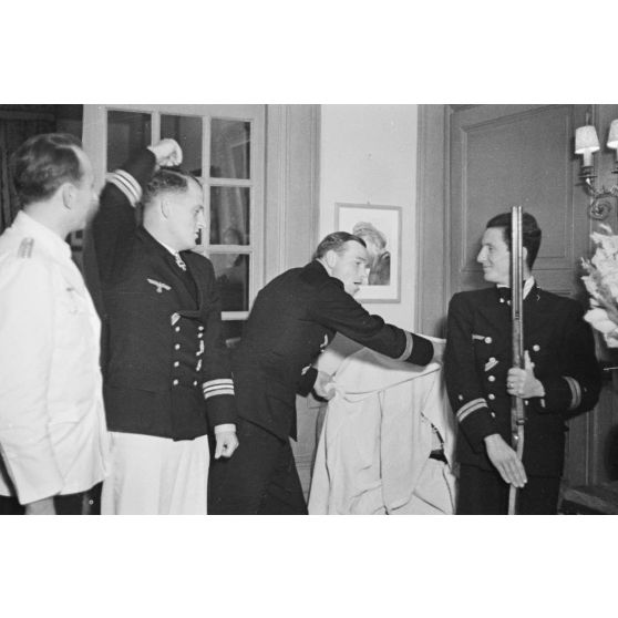 A Saint-Nazaire, une cérémonie non officielle lors de laquelle le commandant du sous-marin U-552, Erich Topp, et ses deux lieutenants, offrent un cadeau au reporter Heinrich Schwich.
