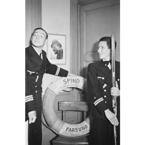 La bouée du navire cargo Spind, coulé le 23 août 1941 par le sous-marin U-552 commandé par Erich Topp, est offerte au reporter Heinrich Schwich.