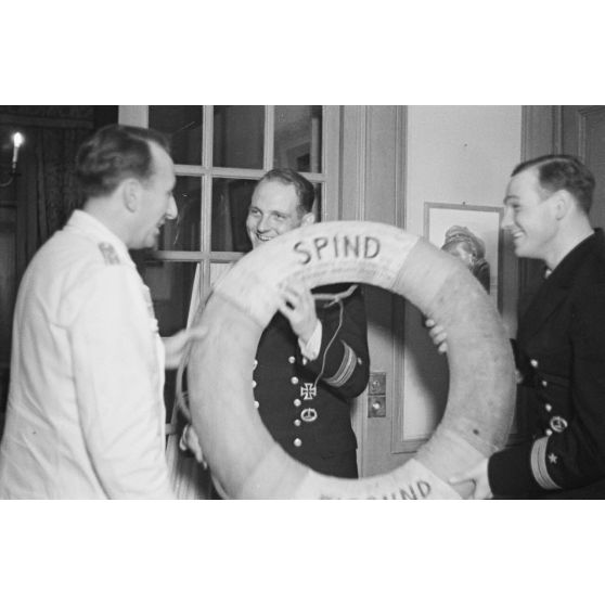 La bouée du navire cargo Spind, coulé le 23 août 1941 par le sous-marin U-552 commandé par Erich Topp, est offerte au reporter Heinrich Schwich.