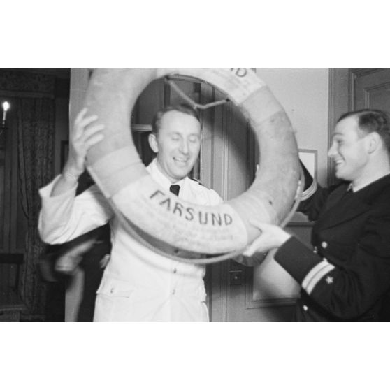 La bouée du navire cargo Spind, coulé le 23 août 1941 par le sous-marin U-552 commandé par Erich Topp, est offerte au reporter Heinrich Schwich.