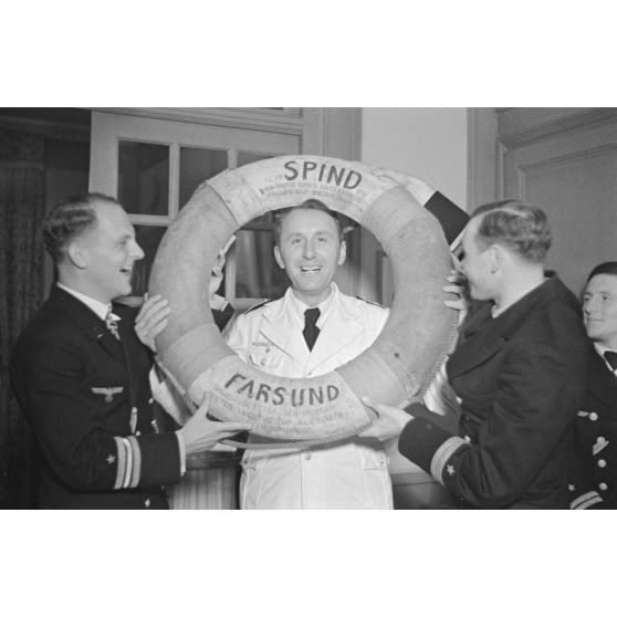 La bouée du navire cargo Spind, coulé le 23 août 1941 par le sous-marin U-552 commandé par Erich Topp, est offerte au reporter Heinrich Schwich.