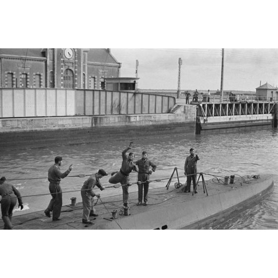 Dans le port de Saint-Nazaire, les dernières manoeuvres avant la fin de croisière d'un sous-marin allemand.