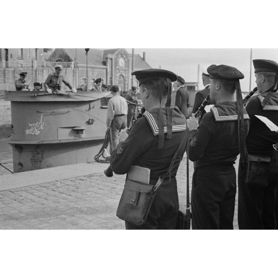 Sur le quai du port de Saint-Nazaire, la musique de la marine allemande accueille le sous-marin de retour de mission en mer.
