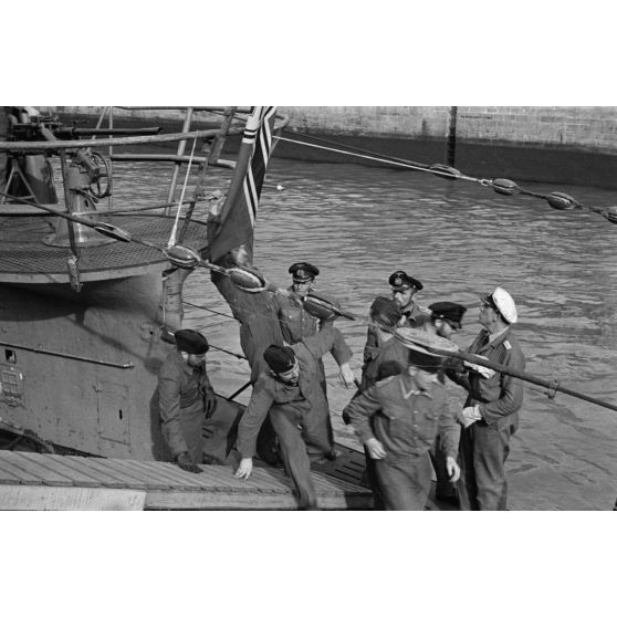 Dans le port de Saint-Nazaire, les dernières manoeuvres avant la fin de croisière d'un sous-marin allemand.