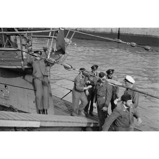Dans le port de Saint-Nazaire, les dernières manoeuvres avant la fin de croisière d'un sous-marin allemand.