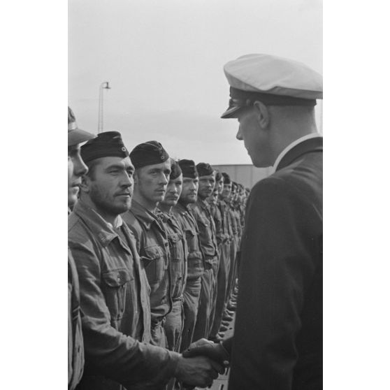 De retour au port de Saint-Nazaire, un équipage de U-Boot est accueilli par le capitaine de corvette (Korvettenkapitän) Herbert Sohler, représentant  de la 7.Unterseebootflottille.