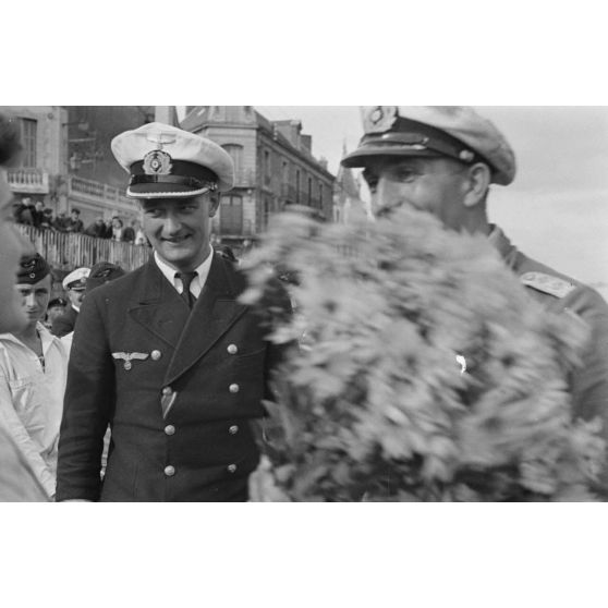 Un Kapitänleutnant, commandant du sous-marin de retour de croisière, est accueilli par ses homologues de la marine allemande.
