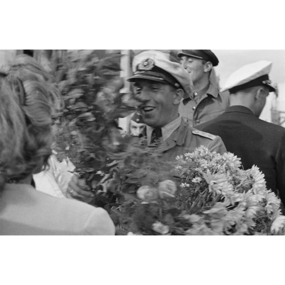 Un Kapitänleutnant, commandant du sous-marin de retour de croisière, est accueilli par ses homologues de la marine allemande.