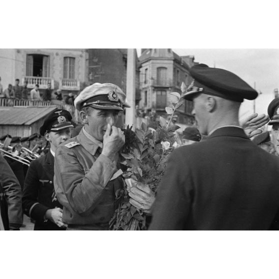 Un Kapitänleutnant, commandant du sous-marin de retour de croisière, est accueilli par ses homologues de la marine allemande.