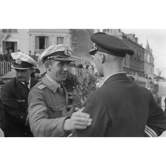 Un Kapitänleutnant, commandant du sous-marin de retour de croisière, est accueilli par ses homologues de la marine allemande.