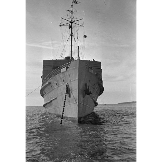 La proue du mouilleur de mines Ostmark peu après des modifications apportées à Nantes.