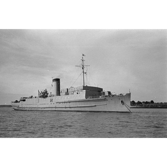 Vue tribord du mouilleur de mines Ostmark peu après des modifications apportées à Nantes.