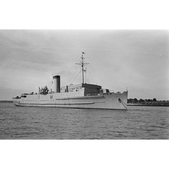 Vue tribord du mouilleur de mines Ostmark peu après des modifications apportées à Nantes.