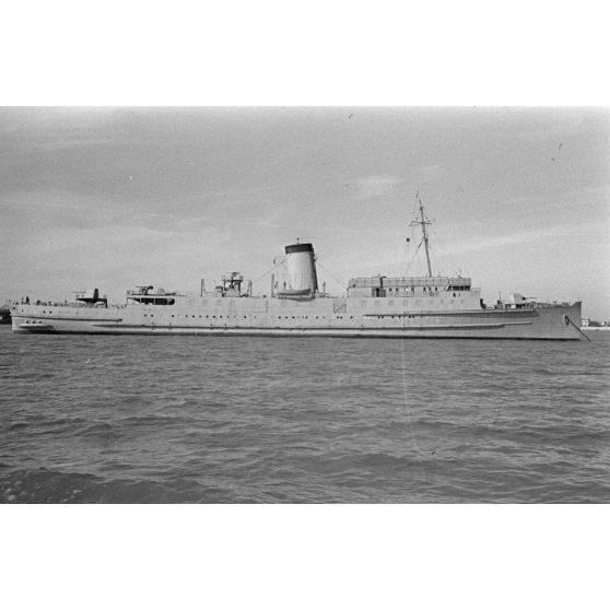 Vue tribord du mouilleur de mines Ostmark peu après des modifications apportées à Nantes.