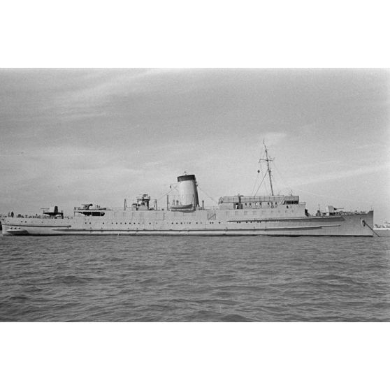 Vue tribord du mouilleur de mines Ostmark peu après des modifications apportées à Nantes.