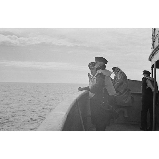 Les officiers à bord du mouilleur de mines Ostmark.