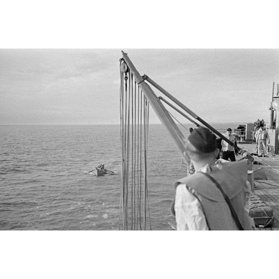 Une barque est à l'approche du mouilleur de mines Ostmark.