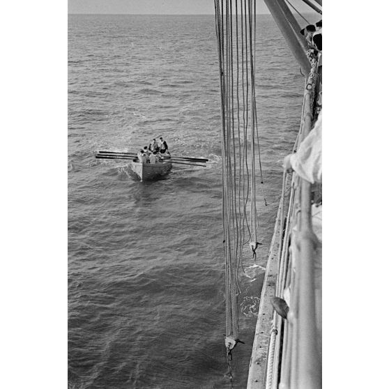 Une barque est à l'approche du mouilleur de mines Ostmark.