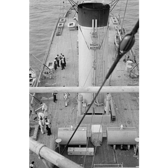 Marins à bord du mouilleur de mines Ostmark.