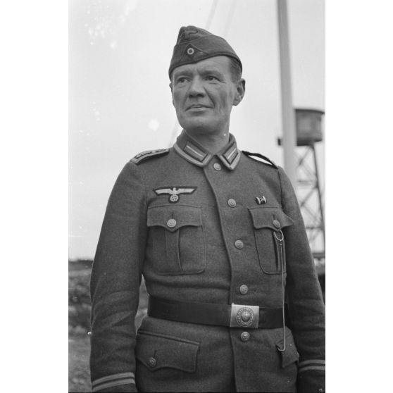 Portrait d'un sous-officier (Oberfeldwebel) et adjudant d'unité (Spiess) membre  de la 1re batterie du MAA 280 à la Pointe St-Gildas commune de Préfailles.