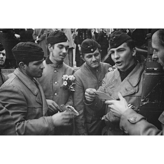 A Saint-Nazaire, à peine de retour de croisière, des sous-mariniers allemands parcourent la presse ou le courrier reçus pendant la mission.