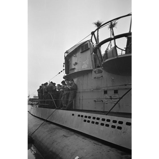 Tout juste de retour de croisière au port de Saint-Nazaire, l'équipage d'un sous-marin découvre son courrier.