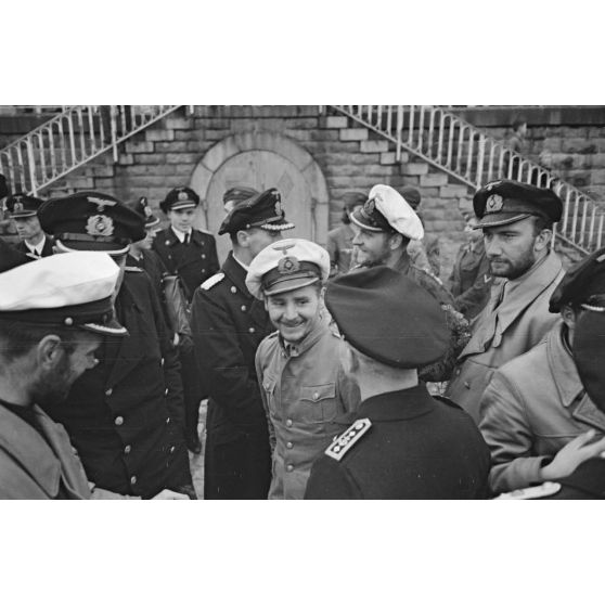 Engelbert Endrass et Erich Topp sont accueillis sur le quai de Saint-Nazaire à leur retour de croisière.
