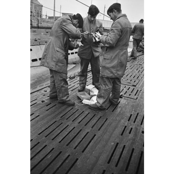 A Saint-Nazaire, à peine de retour de croisière, des sous-mariniers allemands parcourent la presse ou le courrier reçus pendant la mission.