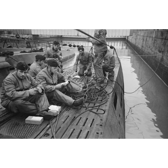 A Saint-Nazaire, à peine de retour de croisière, des sous-mariniers allemands parcourent la presse ou le courrier reçus pendant la mission.