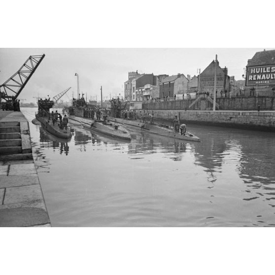 Trois des quatre sous-marins allemands de retour au port de Saint-Nazaire, le 26 novembre 1941.