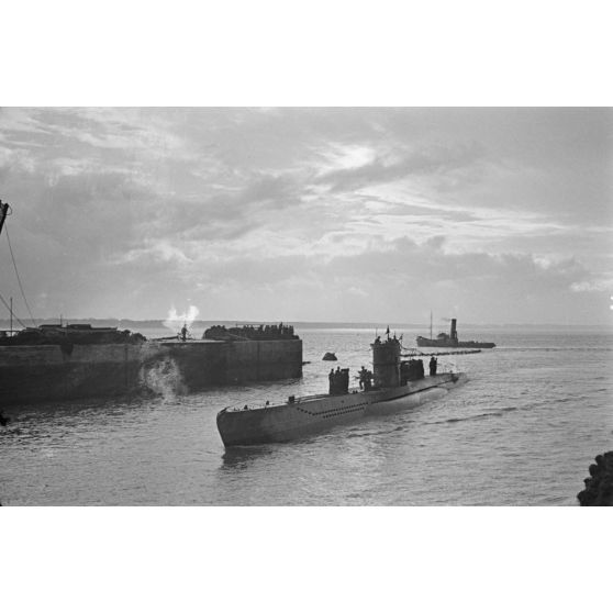 Le retour de mission au port de Saint-Nazaire du sous-marin U-93 du lieutenant (Oberleutnant zur See) Horst Elfe.