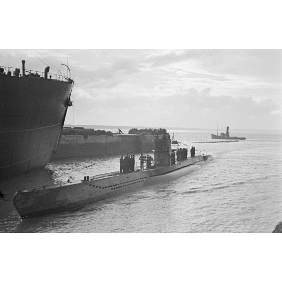 Le retour de mission au port de Saint-Nazaire du sous-marin U-93 du lieutenant (Oberleutnant zur See) Horst Elfe.
