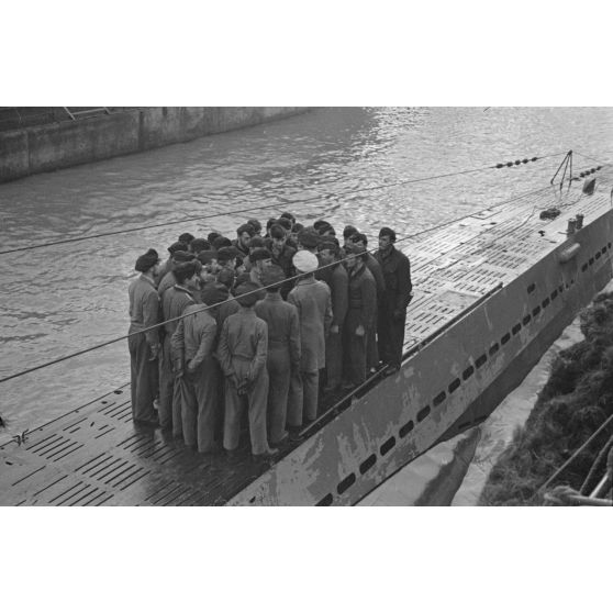 A Saint-Nazaire, le capitaine de corvette (Korvettenkapitän) Herbert Sohler, représentant de la 7.Unterseebootsflottille, passe en revue l'équipage du U-boot U-93 en présence de son commandant, l'Oberleutnant zur See) Horst Elfe.