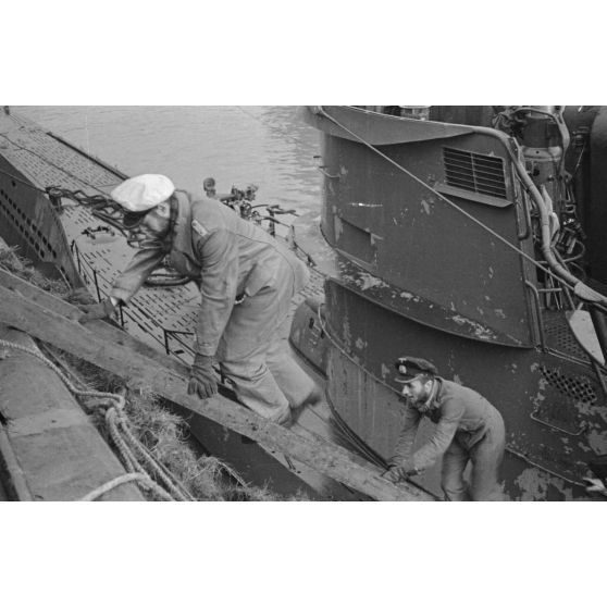 De retour au port de Saint-Nazaire, le lieutenant (Oberleutnant zur See) Horst Elfe commandant du sous-marin U-93.