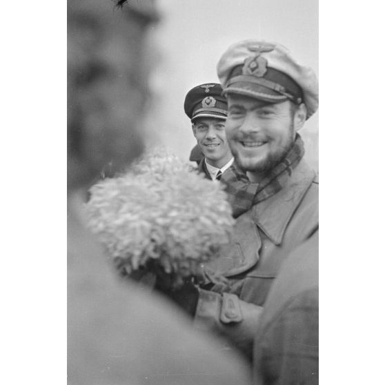 Le lieutenant (Oberleutnant zur See) Horst Elfe commandant du sous-marin U-93 de retour de la 3e croisière à bord de ce submersible.