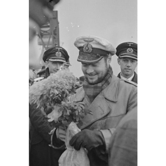 Le lieutenant (Oberleutnant zur See) Horst Elfe commandant du sous-marin U-93 de retour de la 3e croisière à bord de ce submersible.