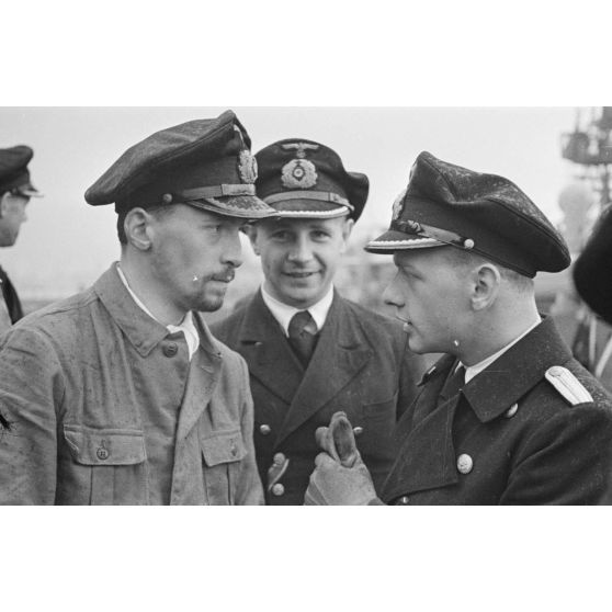 Lors du retour du sous-marin U-93 au port de Saint-Nazaire, le commandant en second en présence de deux officiers de la Kriegsmarine.